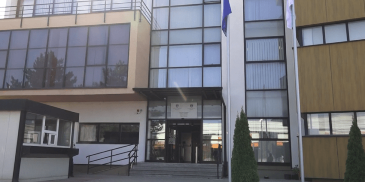 Ndalohet një i dyshuar për kontrabandim me migrantë dhe mashtrim
