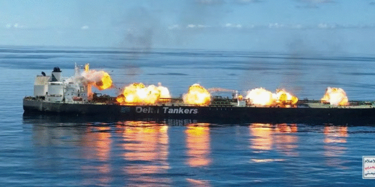 Sulmohen dy anije në Detin e Kuq