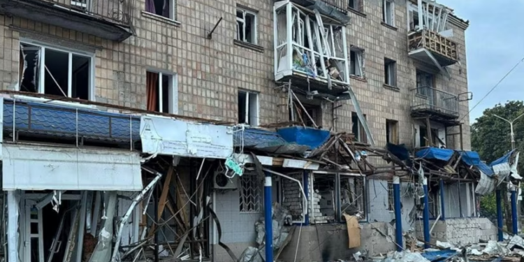 Së paku 14 të plagosur nga sulmet ruse në verilindje të Ukrainës