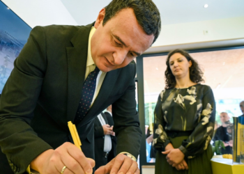 Kurti merr pjesë në përurimin e pikës së re të Postës së Kosovës në kryeqytet