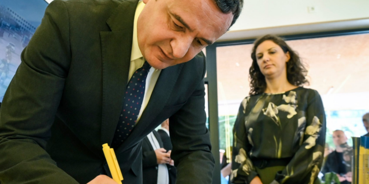 Kurti merr pjesë në përurimin e pikës së re të Postës së Kosovës në kryeqytet