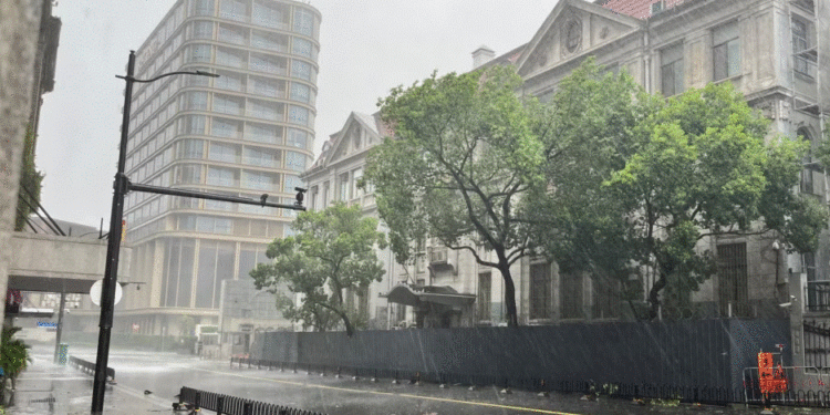 Shangai goditet nga tajfuni më i fortë në disa dekada