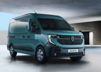 “Goditje e dyfishtë” nga Renault: Pas Scenic E-Tech electric, Master i ri fiton titullin “Furgoni i vitit 2025”