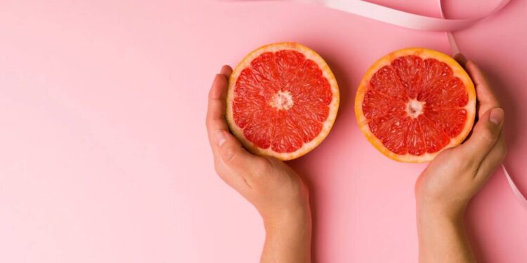 Cilat ushqime ndihmojnë në parandalimin e kancerit të gjirit?