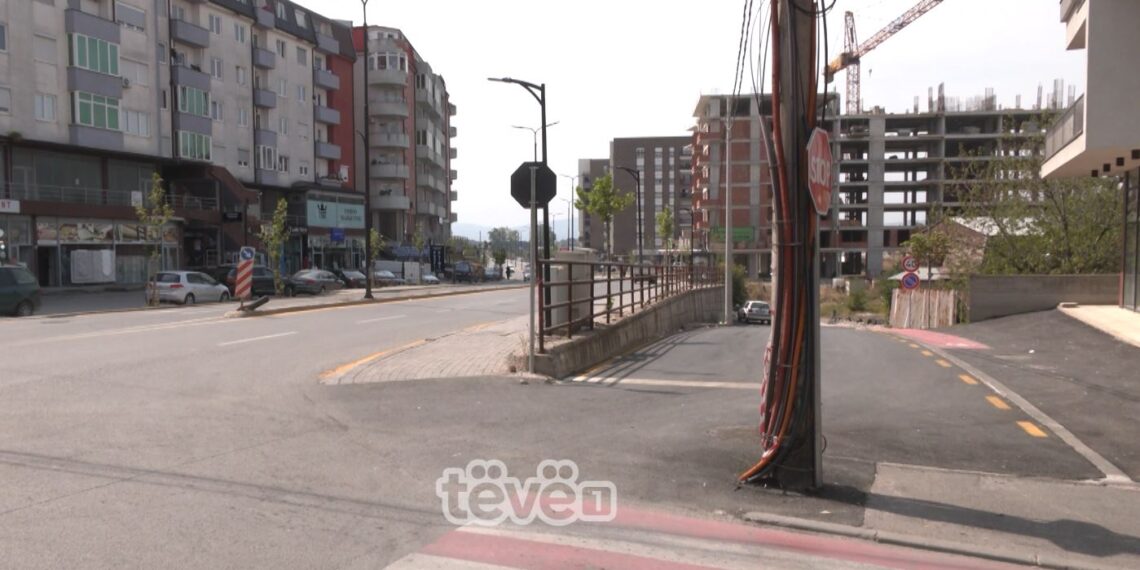 Shtylla elektrike në mes të rrugës në Lipjan, banorët kërkojnë zhvendosjen e saj
