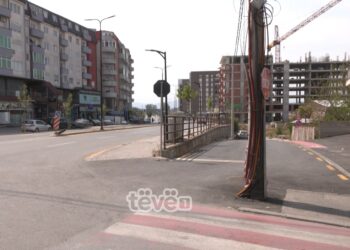 Shtylla elektrike në mes të rrugës në Lipjan, banorët kërkojnë zhvendosjen e saj