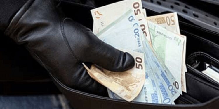 Vodhi para nga arka e një marketi, ikë nga vendi i ngjarjes