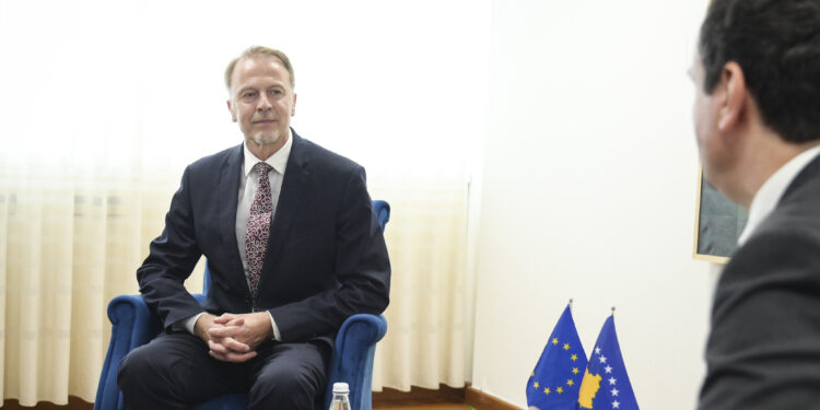 Kurti takohet me shefin e BE’së: Kosova, e përkushtuar të kryejë reformat e nevojshme për anëtarësim në BE