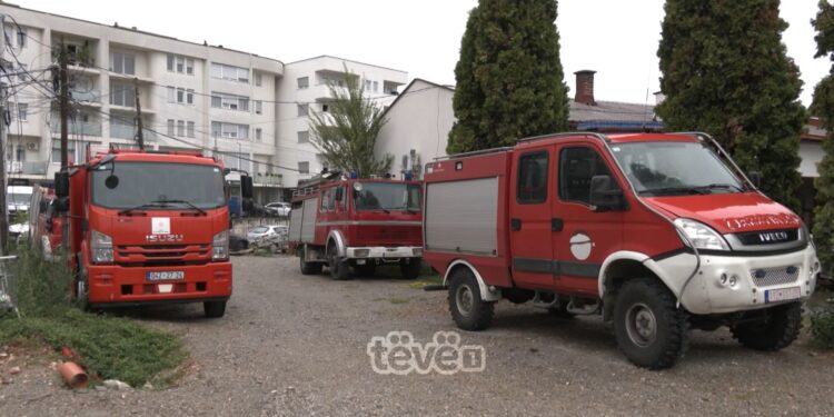 Shtylla elektrike në mes të rrugës në Lipjan, banorët kërkojnë zhvendosjen e saj