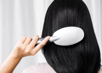 Disa mënyra për t’i bërë flokët më të trashë