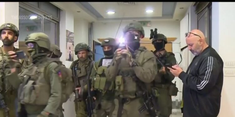 Ushtria izraelite bastis dhe mbyll zyrën e Al Jazeeras në Ramallah