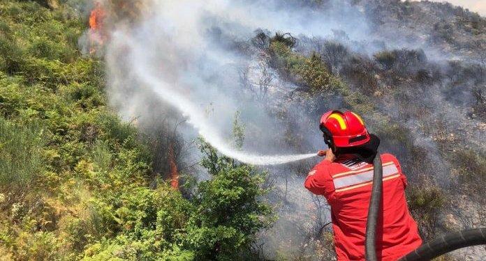 Për 24 orë në Shqipëri u shuan 19 zjarre, edhe gjashtë mbesin aktive