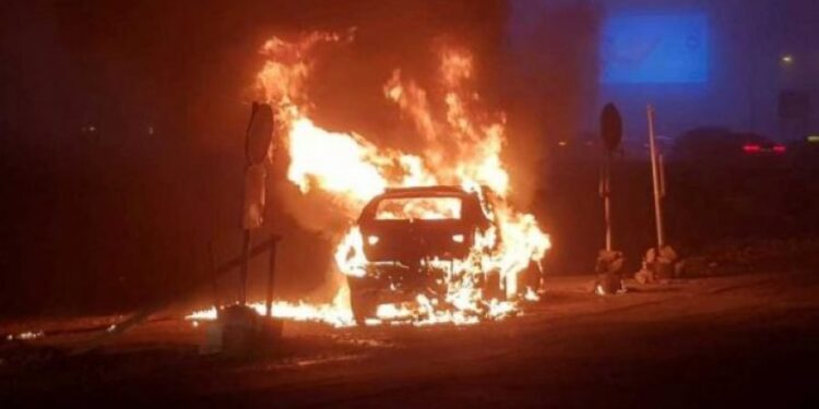 Digjen dy veturave në një auto – sallon në Çagllavicë, zjarri u shkaktua nga dy persona