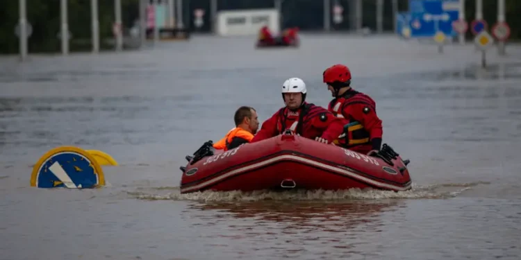 Numri i të vdekurve arrin në 18, ndërsa përmbytjet në Evropën Qendrore vazhdojnë