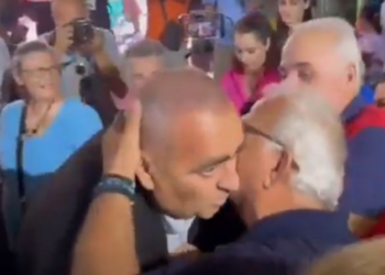 Fredi Beleri pritet me brohorima dhe fishekzjarrë në Himarë