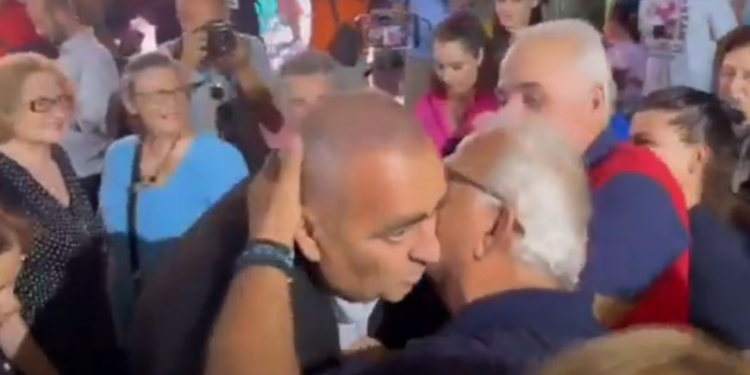 Fredi Beleri pritet me brohorima dhe fishekzjarrë në Himarë