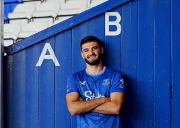 Broja prezantohet me shqiponjë tek Evertoni