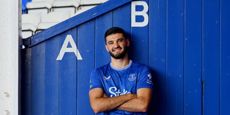 Broja prezantohet me shqiponjë tek Evertoni