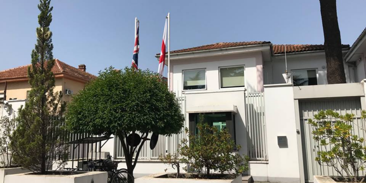 Ambasada britanike në Kosovë reagon pas raportimeve se “paralajmëroi” që qytetarët e saj t’i shmangin udhëtimet në veri