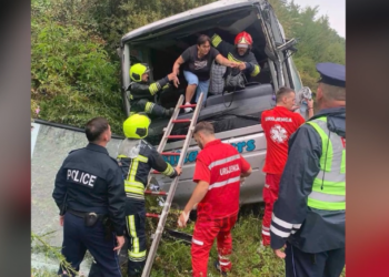 Si ndodhi aksidenti mes autobusit dhe kamionit në Carralevë që la të lënduar dhjetëra pensionistë?