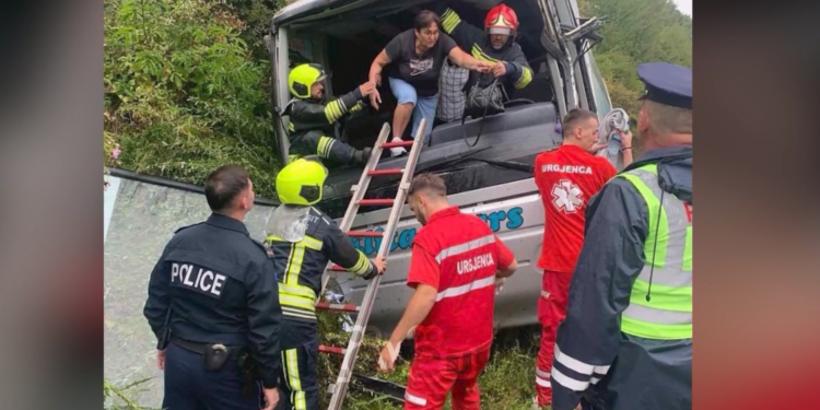 Si ndodhi aksidenti mes autobusit dhe kamionit në Carralevë që la të lënduar dhjetëra pensionistë?