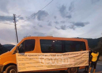 Persona të maskuar në Bërnjak po ndalojnë kosovarët të hyjnë në Serbi