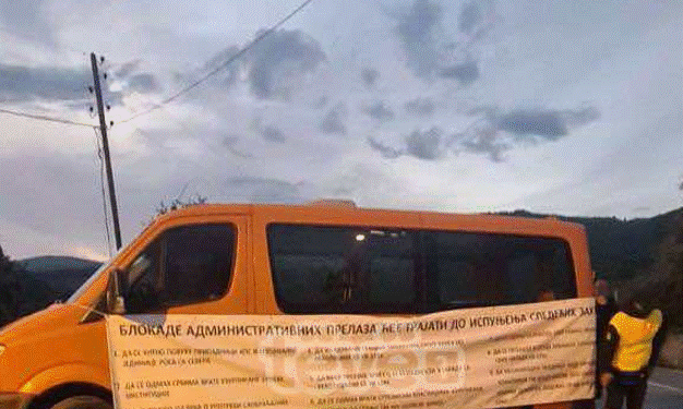 Persona të maskuar në Bërnjak po ndalojnë kosovarët të hyjnë në Serbi