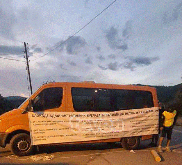 Persona të maskuar në Bërnjak po ndalojnë kosovarët të hyjnë në Serbi