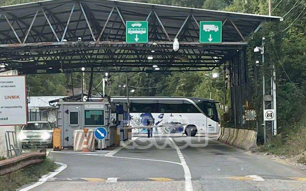 Autobusit me udhëtar i ndalohet hyrja në Serbi, përmes pikës kufitare në Bërnjak