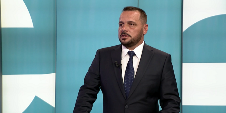 Maqedonci i bën thirrje të rinjve që të bëhen ushtarë të Kosovës