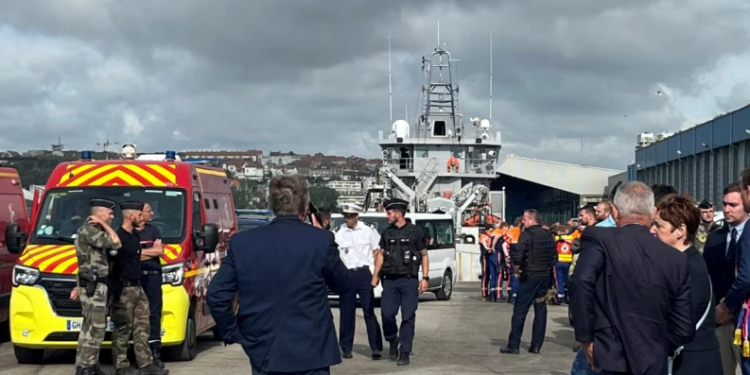 Të paktën 12 emigrantë të mbytur pas fundosjes së anijes në Kanalin Anglez