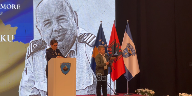 “Lavdi o babai im, të përkujtojmë përgjithmonë”, djali dhe vajza e rreshterit Afrim Bunjaku përkujtojnë heroin në 1-vjetorin e rënies