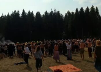 “Familja që e çoi në këmbë Gjermaninë” –  E rrallë, TËVË1 brenda kampit të “Rainbow Family”