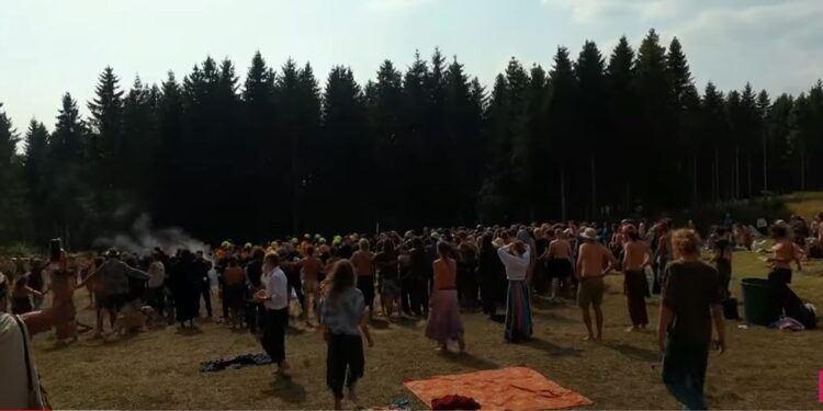 “Familja që e çoi në këmbë Gjermaninë” – E rrallë, TËVË1 brenda kampit të “Rainbow Family”