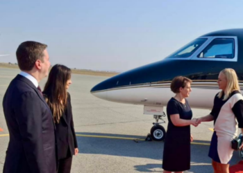 Kryediplomatja e Finlandës arrin në Kosovë, pritet nga ministrja Gërvalla