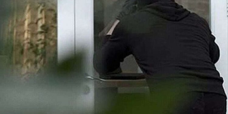 I dyshuari hyn në shtëpi në Graçanicë dhe i sulmon fizikisht dy viktimat për t’i grabitur