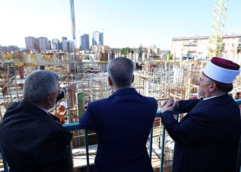 Kryediplomati turk mbikëqyrë punimet për Xhaminë Qendrore