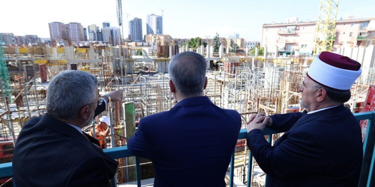 Kryediplomati turk mbikëqyrë punimet për Xhaminë Qendrore