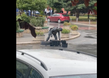 Deklarohet policia për valixhen e dyshimtë në oborrin e Komunës së Mitrovicës