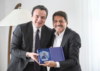 Kurti viziton Sabri Fejzullahun për ditëlindjen e 77-të, e quan thesar të gjallë të kulturës