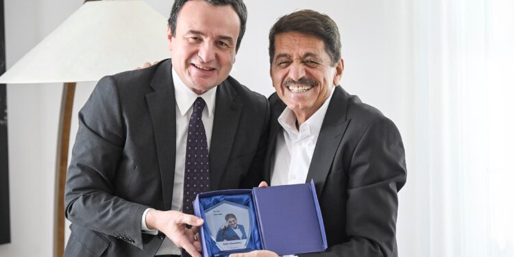 Kurti viziton Sabri Fejzullahun për ditëlindjen e 77-të, e quan thesar të gjallë të kulturës