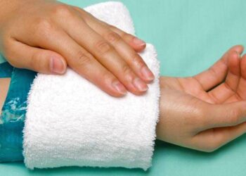 Kompresa e ngrohtë dhe e ftohtë – kur duhet të përdorni secilën kundër dhimbjeve