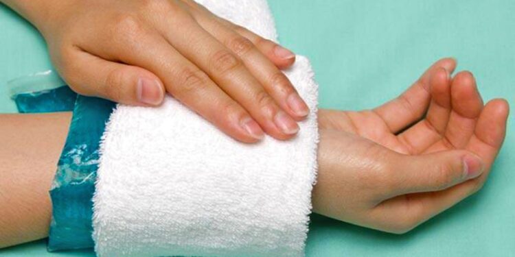 Kompresa e ngrohtë dhe e ftohtë – kur duhet të përdorni secilën kundër dhimbjeve