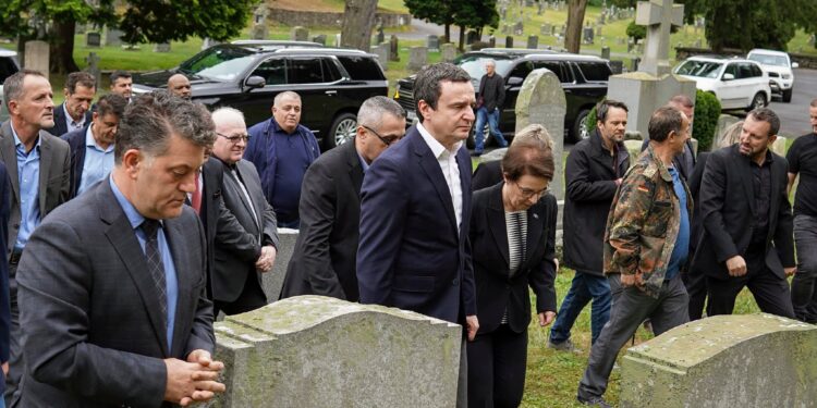 Kurti nderon vëllezërit Bytyqi: Dëshmi e qartë e krimeve të Serbisë ndaj shqiptarëve