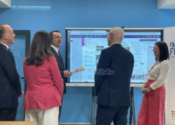 Kurti viziton Institutin Francez në Prishtinë, mirëpritet nga Guerot