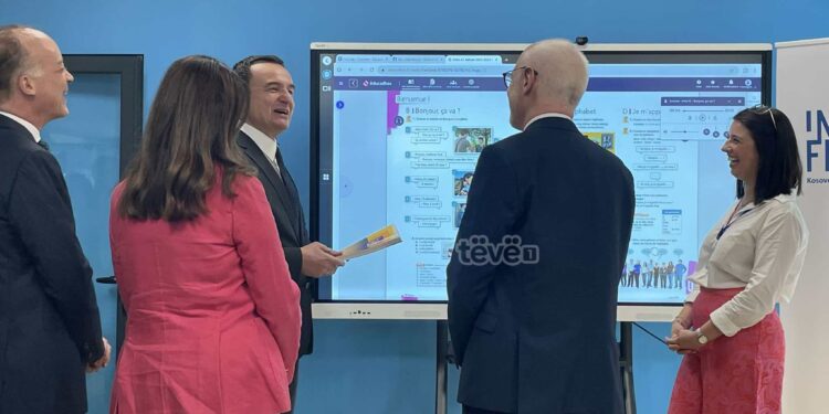 Kurti viziton Institutin Francez në Prishtinë, mirëpritet nga Guerot