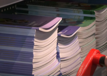 “Në Kosovë s’po gjenden, veç po shkojmë në Shqipëri”, prindërit në kërkim të librave shkollorë