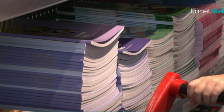 “Në Kosovë s’po gjenden, veç po shkojmë në Shqipëri”, prindërit në kërkim të librave shkollorë