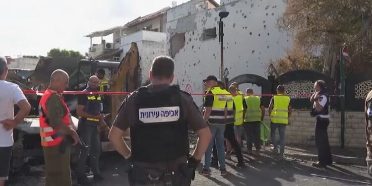 Hezbollahu lëshon mbi 100 raketa në Izrael pas vrasjes së komandantit të lartë