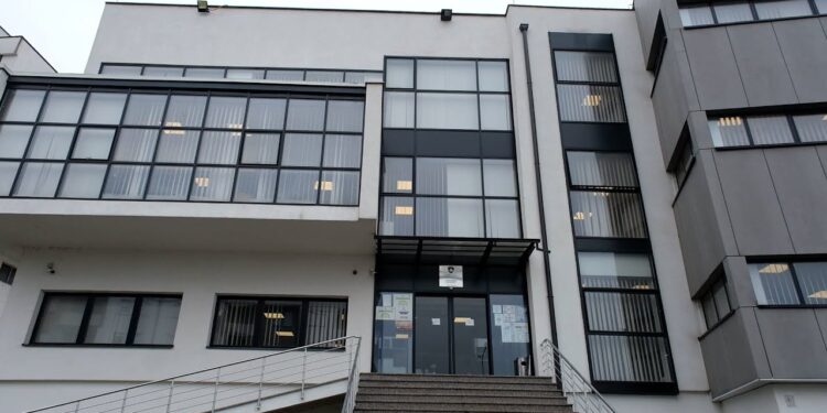 Kërkohet paraburgim ndaj të dyshuarit që u kap me dy qese narkotikë në Gjakovë